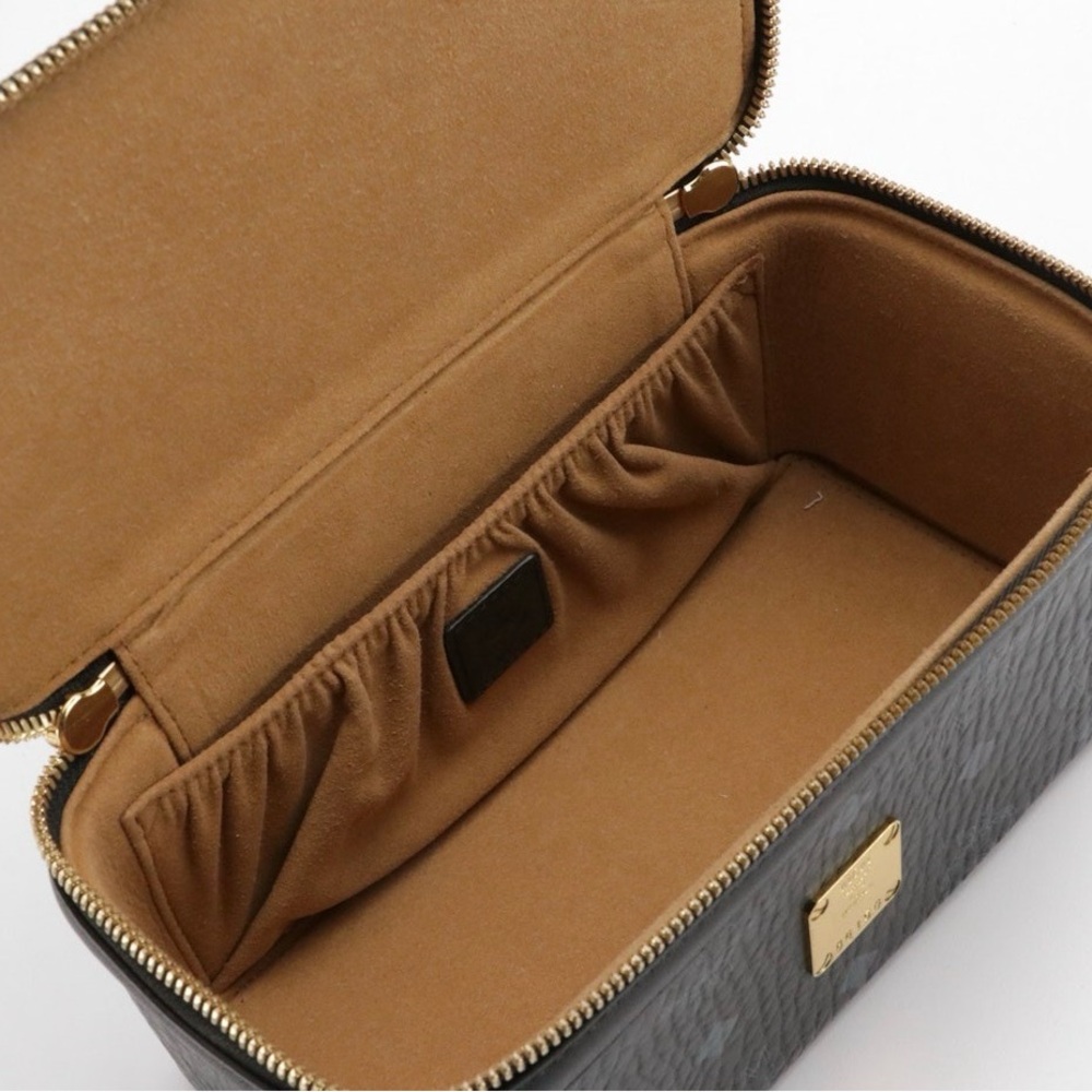 ❌❌SOLD❌❌ MCM Aren Vanity Case in Black Visetos Canvas w/ Leather Trim & Strap - Picture 4 of 10
